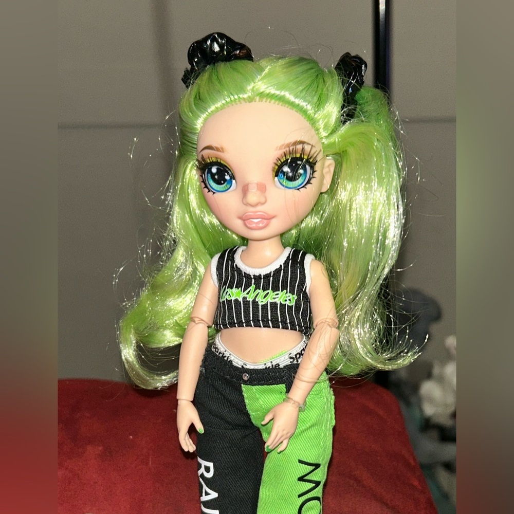 💚 RAINBOW HIGH “JADE HUNTER” DOLL 💚 - Picture 5 of 6